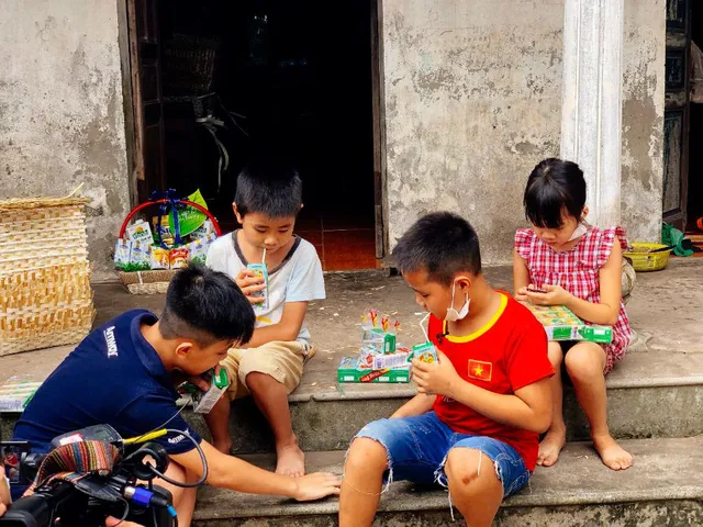 Vinamilk và Cặp lá yêu thương đến với cậu bé “trụ cột” nhỏ của gia đình - Ảnh 4.