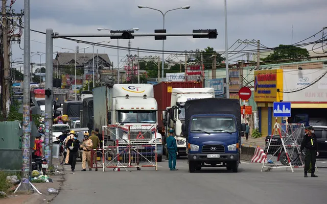 Phương tiện vận chuyển hàng hóa trong 19 tỉnh, thành phố giãn cách không cần xin giấy nhận diện - Ảnh 1.