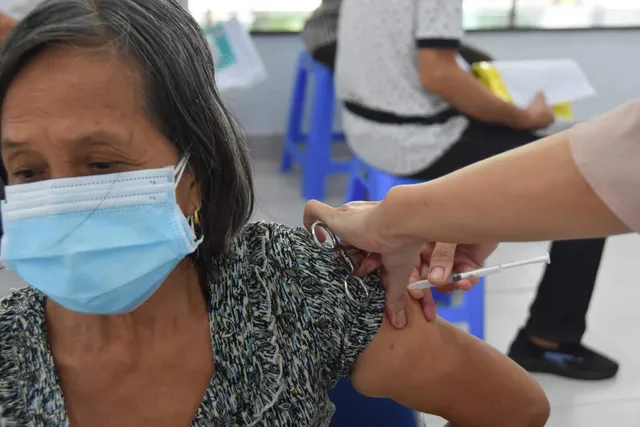 TP. Hồ Chí Minh tiêm vaccine phòng COVID-19 cho người trên 65 tuổi - Ảnh 9.