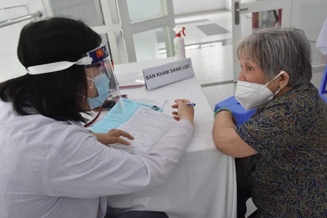 TP. Hồ Chí Minh tiêm vaccine phòng COVID-19 cho người trên 65 tuổi - Ảnh 8.