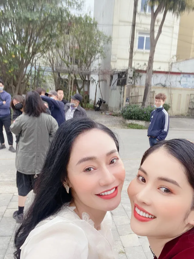 Hương vị tình thân: Bị ném đá trên phim nhưng bà Xuân cực đáng yêu ở hậu trường - Ảnh 11. Hương vị tình thân: Bị ném đá trên phim nhưng bà Xuân cực đáng yêu ở hậu trường - Ảnh 11.