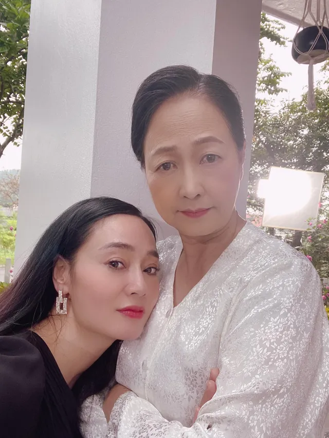 Hương vị tình thân: Bị ném đá trên phim nhưng bà Xuân cực đáng yêu ở hậu trường - Ảnh 8. Hương vị tình thân: Bị ném đá trên phim nhưng bà Xuân cực đáng yêu ở hậu trường - Ảnh 8.