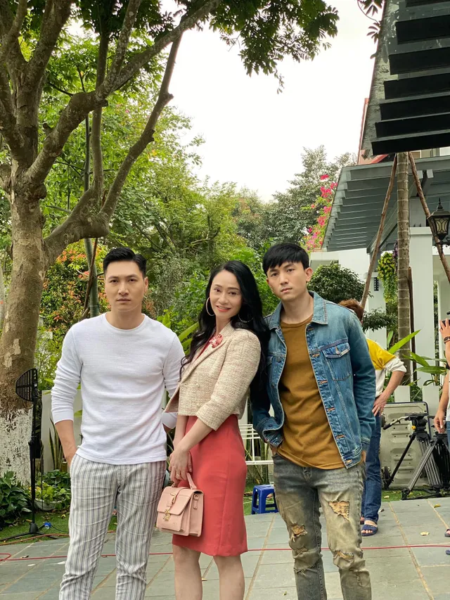 Hương vị tình thân: Bị ném đá trên phim nhưng bà Xuân cực đáng yêu ở hậu trường - Ảnh 10. Hương vị tình thân: Bị ném đá trên phim nhưng bà Xuân cực đáng yêu ở hậu trường - Ảnh 10.