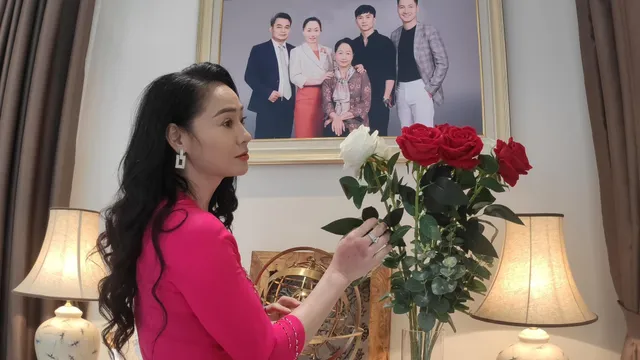 Hương vị tình thân: Bị ném đá trên phim nhưng bà Xuân cực đáng yêu ở hậu trường - Ảnh 4. Hương vị tình thân: Bị ném đá trên phim nhưng bà Xuân cực đáng yêu ở hậu trường - Ảnh 4.
