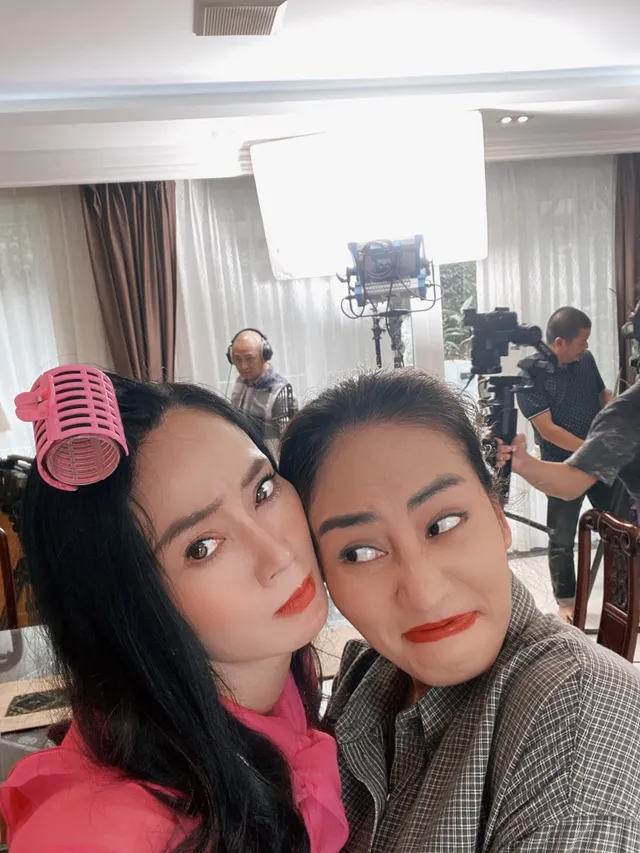 Hương vị tình thân: Bị ném đá trên phim nhưng bà Xuân cực đáng yêu ở hậu trường - Ảnh 7. Hương vị tình thân: Bị ném đá trên phim nhưng bà Xuân cực đáng yêu ở hậu trường - Ảnh 7.