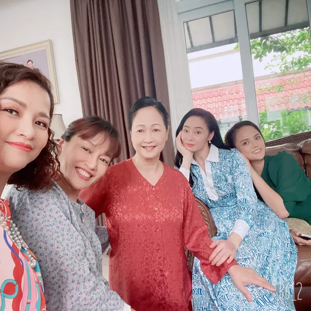 Hương vị tình thân: Bị ném đá trên phim nhưng bà Xuân cực đáng yêu ở hậu trường - Ảnh 6. Hương vị tình thân: Bị ném đá trên phim nhưng bà Xuân cực đáng yêu ở hậu trường - Ảnh 6.