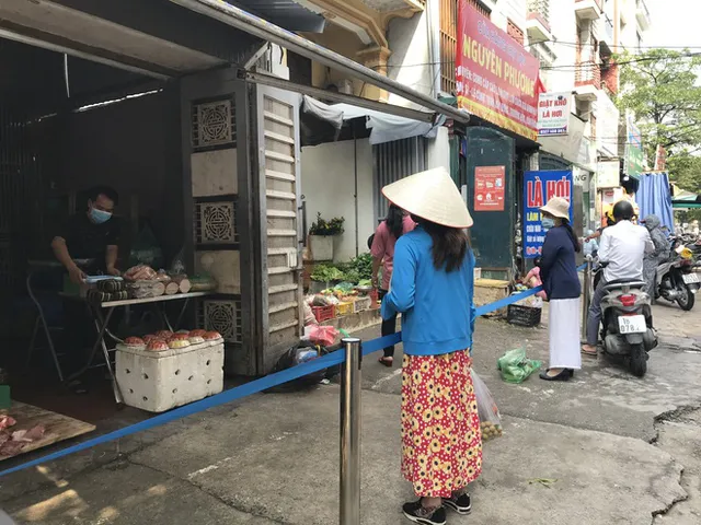 Người dân Thủ đô đồng thuận thực hiện giãn cách, đồng lòng cùng chính quyền đẩy lùi dịch bệnh - Ảnh 1.