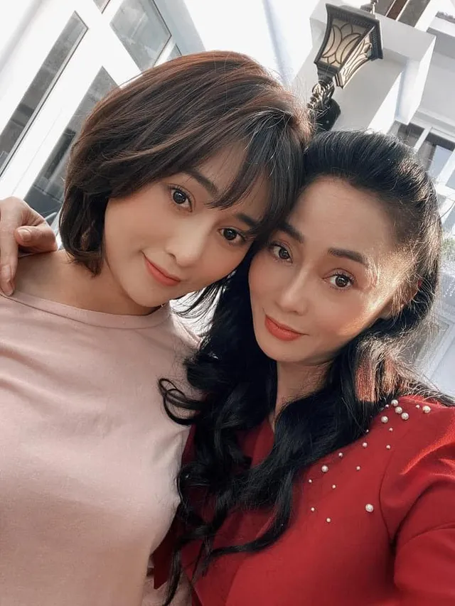 Hương vị tình thân: Bị ném đá trên phim nhưng bà Xuân cực đáng yêu ở hậu trường - Ảnh 5. Hương vị tình thân: Bị ném đá trên phim nhưng bà Xuân cực đáng yêu ở hậu trường - Ảnh 5.