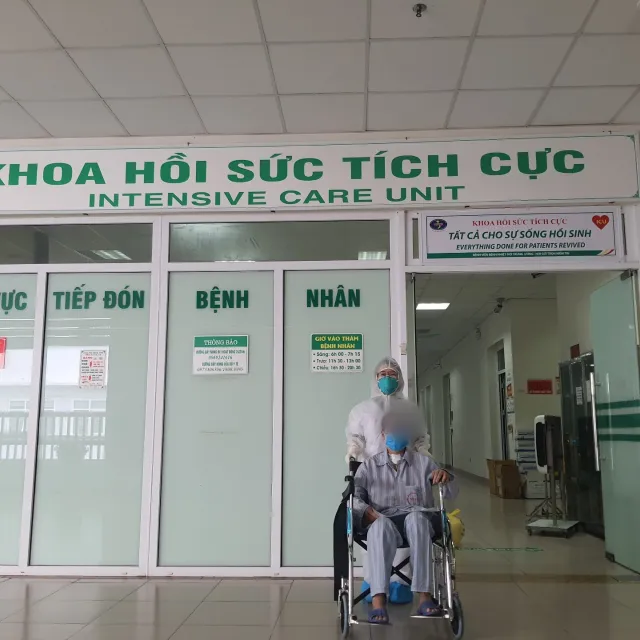 2 nữ bệnh nhân COVID-19 nguy kịch được ra viện - Ảnh 1.