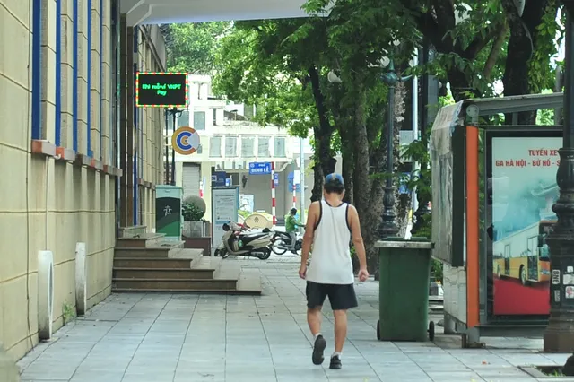 Hà Nội ngày đầu giãn cách xã hội: Đông người tập trung mua thực phẩm - Ảnh 15. Hà Nội ngày đầu giãn cách xã hội: Đông người tập trung mua thực phẩm - Ảnh 15.