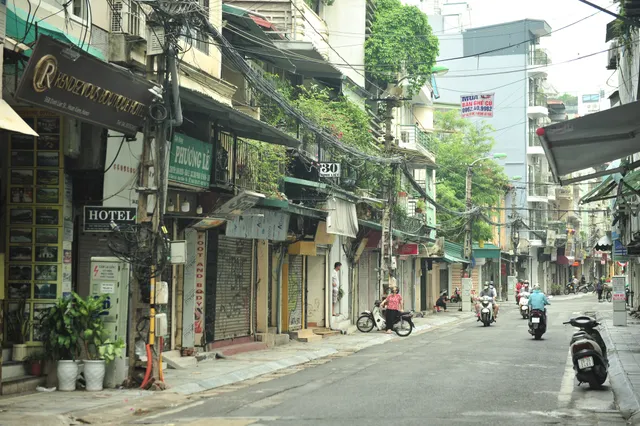 Hà Nội ngày đầu giãn cách xã hội: Đông người tập trung mua thực phẩm - Ảnh 13. Hà Nội ngày đầu giãn cách xã hội: Đông người tập trung mua thực phẩm - Ảnh 13.