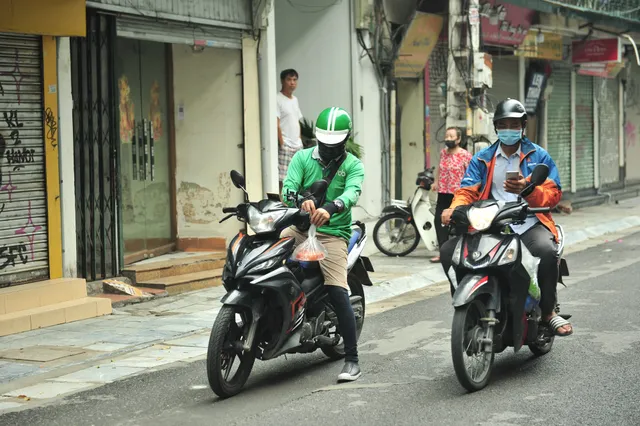 Hà Nội ngày đầu giãn cách xã hội: Đông người tập trung mua thực phẩm - Ảnh 9. Hà Nội ngày đầu giãn cách xã hội: Đông người tập trung mua thực phẩm - Ảnh 9.