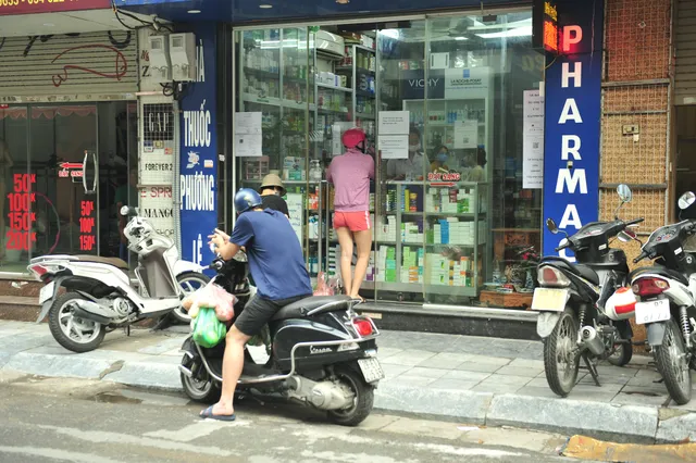 Hà Nội ngày đầu giãn cách xã hội: Đông người tập trung mua thực phẩm - Ảnh 11. Hà Nội ngày đầu giãn cách xã hội: Đông người tập trung mua thực phẩm - Ảnh 11.