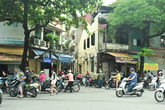 Hà Nội ngày đầu giãn cách xã hội: Đông người tập trung mua thực phẩm - Ảnh 1. Hà Nội ngày đầu giãn cách xã hội: Đông người tập trung mua thực phẩm - Ảnh 1.