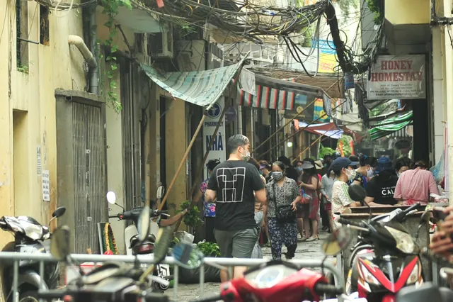 Hà Nội ngày đầu giãn cách xã hội: Đông người tập trung mua thực phẩm - Ảnh 2. Hà Nội ngày đầu giãn cách xã hội: Đông người tập trung mua thực phẩm - Ảnh 2.
