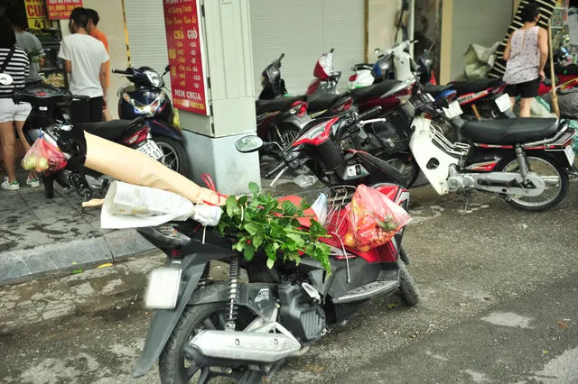 Hà Nội ngày đầu giãn cách xã hội: Đông người tập trung mua thực phẩm - Ảnh 6. Hà Nội ngày đầu giãn cách xã hội: Đông người tập trung mua thực phẩm - Ảnh 6.