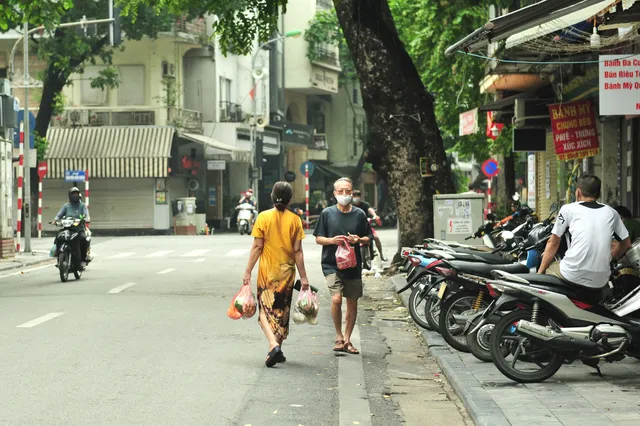 Hà Nội ngày đầu giãn cách xã hội: Đông người tập trung mua thực phẩm - Ảnh 8. Hà Nội ngày đầu giãn cách xã hội: Đông người tập trung mua thực phẩm - Ảnh 8.