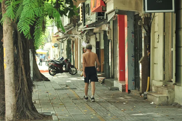 Hà Nội ngày đầu giãn cách xã hội: Đông người tập trung mua thực phẩm - Ảnh 14. Hà Nội ngày đầu giãn cách xã hội: Đông người tập trung mua thực phẩm - Ảnh 14.