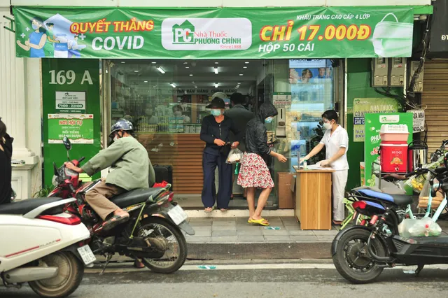 Hà Nội ngày đầu giãn cách xã hội: Đông người tập trung mua thực phẩm - Ảnh 10. Hà Nội ngày đầu giãn cách xã hội: Đông người tập trung mua thực phẩm - Ảnh 10.