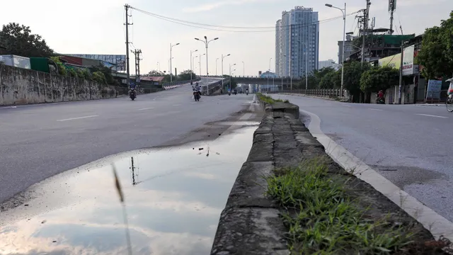 Giao thông Hà Nội thông thoáng trong ngày đầu thực hiện giãn cách xã hội theo nguyên tắc của Chỉ thị 16 - Ảnh 7.