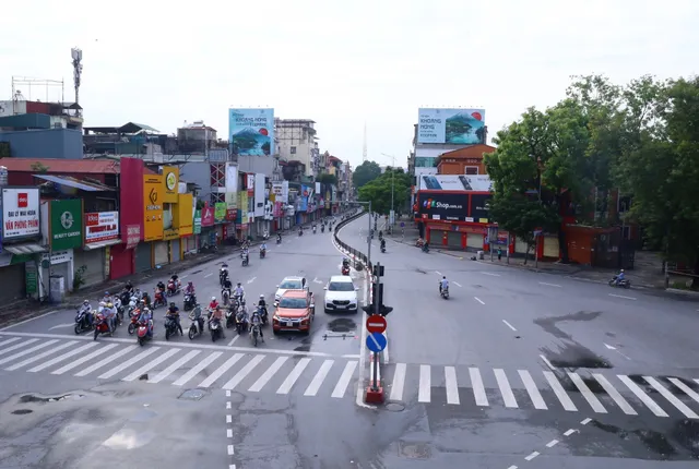 Giao thông Hà Nội thông thoáng trong ngày đầu thực hiện giãn cách xã hội theo nguyên tắc của Chỉ thị 16 - Ảnh 4.