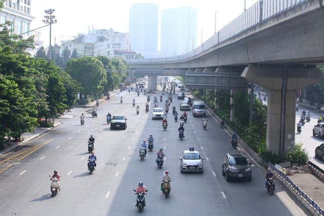 Giao thông Hà Nội thông thoáng trong ngày đầu thực hiện giãn cách xã hội theo nguyên tắc của Chỉ thị 16 - Ảnh 1.