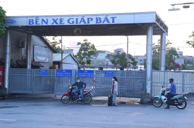 Hà Nội: Vẫn còn người dân ra đường tập thể dục bất chấp Chỉ thị giãn cách xã hội - Ảnh 10. Hà Nội: Vẫn còn người dân ra đường tập thể dục bất chấp Chỉ thị giãn cách xã hội - Ảnh 10.