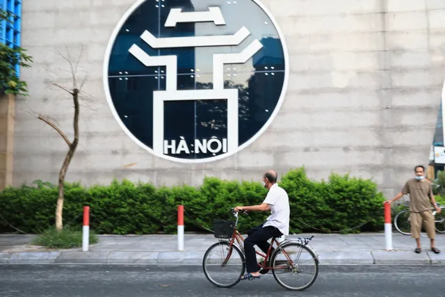 Hà Nội: Vẫn còn người dân ra đường tập thể dục bất chấp Chỉ thị giãn cách xã hội - Ảnh 1. Hà Nội: Vẫn còn người dân ra đường tập thể dục bất chấp Chỉ thị giãn cách xã hội - Ảnh 1.