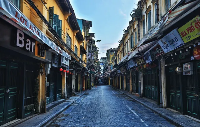 Hà Nội: Vẫn còn người dân ra đường tập thể dục bất chấp Chỉ thị giãn cách xã hội - Ảnh 14. Hà Nội: Vẫn còn người dân ra đường tập thể dục bất chấp Chỉ thị giãn cách xã hội - Ảnh 14.