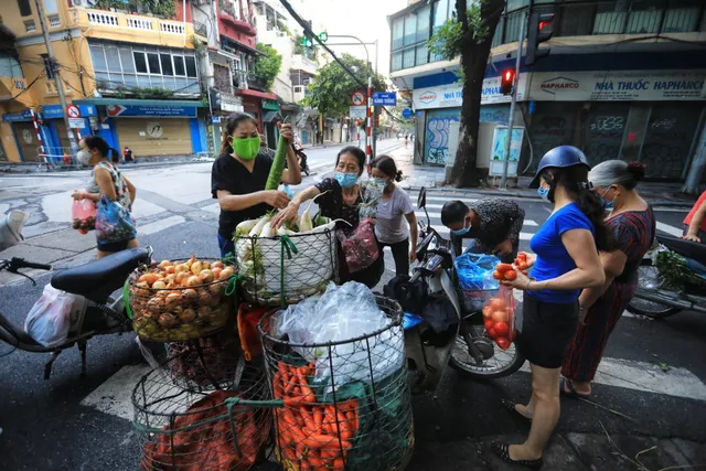 Hà Nội: Vẫn còn người dân ra đường tập thể dục bất chấp Chỉ thị giãn cách xã hội - Ảnh 6. Hà Nội: Vẫn còn người dân ra đường tập thể dục bất chấp Chỉ thị giãn cách xã hội - Ảnh 6.