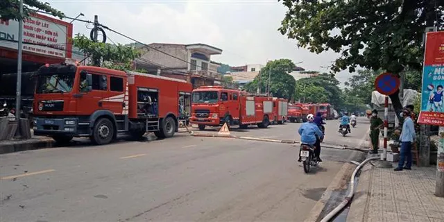 Cháy hàng nghìn mét vuông xưởng chứa phế liệu tại khu làng nghề Tràng Minh (Hải Phòng) - Ảnh 2.