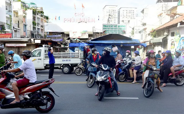 Hàng loạt siêu thị ở TP Hồ Chí Minh thông báo đóng cửa trước 18h - Ảnh 1.