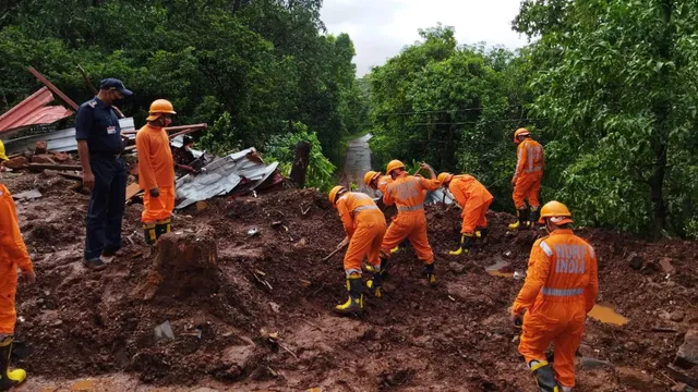Mưa lớn gây lở đất ở miền Bắc Ấn Độ, 9 người thiệt mạng - Ảnh 1.