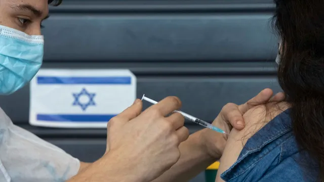 Israel bắt đầu tiêm vaccine COVID-19 cho trẻ từ 5 - 11 tuổi - Ảnh 1.