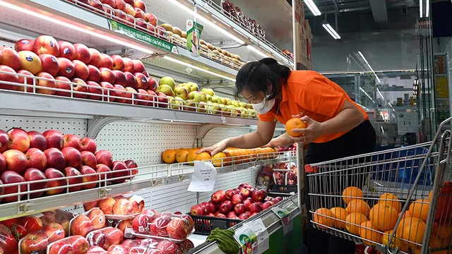 
Essentials are abundant at the Hapro Mart supermarket on Bui Ngoc Duong street, in Hanoi’s Hai Ba Trung district. (Photo: NDO)
