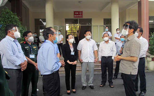 
Deputy Prime Minister Vu Duc Dam (far right) works with Long An leaders on COVID-19 prevention and control on July 28, 2021. (Photo: VNA)
