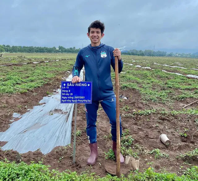 Cầu thủ Hoàng Anh Gia Lai đi trồng sầu riêng - Ảnh 8.