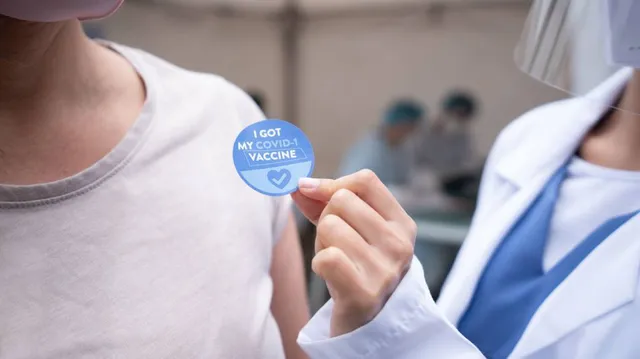 Người tiêm đủ vaccine và khả năng mắc COVID-19 - Ảnh 2. Người tiêm đủ vaccine và khả năng mắc COVID-19 - Ảnh 2.