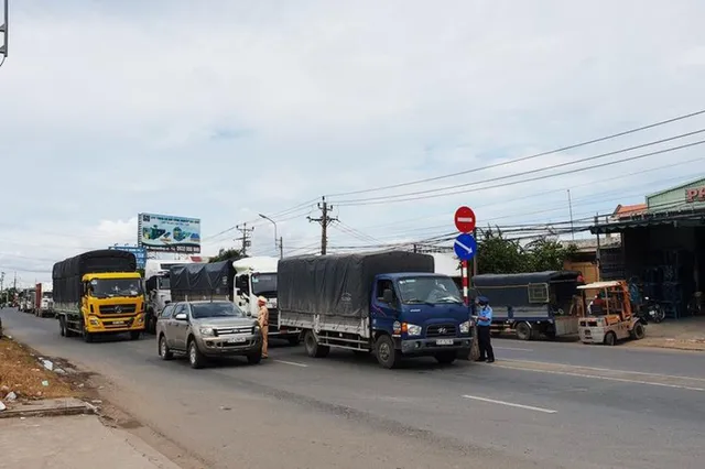 “Dở khóc dở cười” câu chuyện hàng thiết yếu - Ảnh 2.