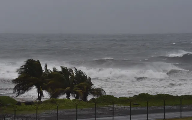 Bão nhiệt đới Elsa hoành hành ở Cuba, hướng tới Florida - Ảnh 1.