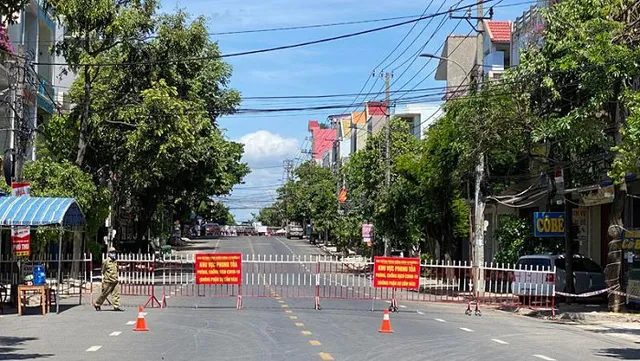 
A section of Tran Phu Street in Tuy Hoa City is blocked. (Photo: NDO/Trinh Ke)
