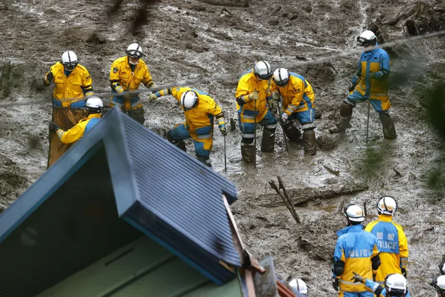 Lực lượng cứu hộ Nhật Bản nỗ lực tìm kiếm 24 người còn mất tích trong vụ lở đất kinh hoàng - Ảnh 11.