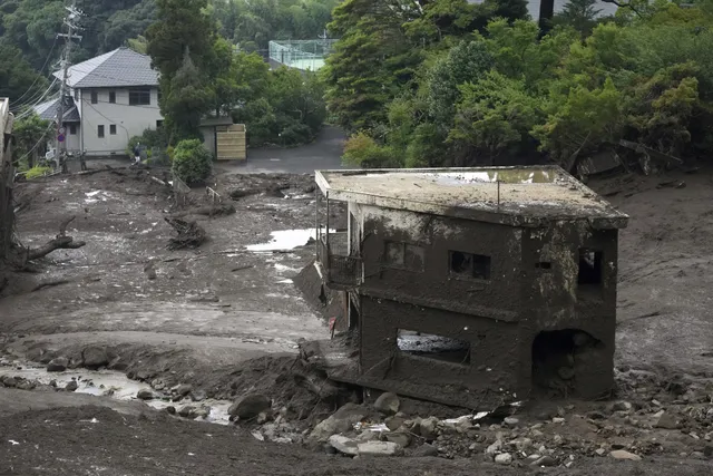 Lực lượng cứu hộ Nhật Bản nỗ lực tìm kiếm 24 người còn mất tích trong vụ lở đất kinh hoàng - Ảnh 9.