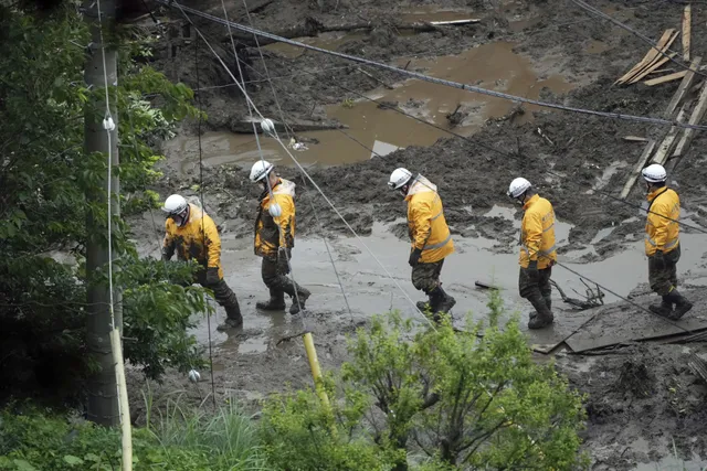Lực lượng cứu hộ Nhật Bản nỗ lực tìm kiếm 24 người còn mất tích trong vụ lở đất kinh hoàng - Ảnh 8.