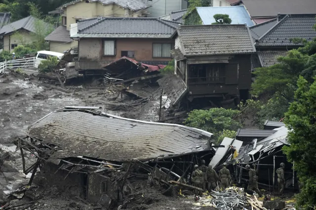 Lực lượng cứu hộ Nhật Bản nỗ lực tìm kiếm 24 người còn mất tích trong vụ lở đất kinh hoàng - Ảnh 6.