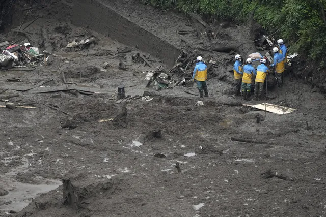 Lực lượng cứu hộ Nhật Bản nỗ lực tìm kiếm 24 người còn mất tích trong vụ lở đất kinh hoàng - Ảnh 2.