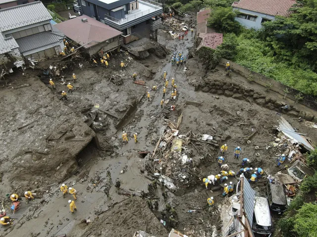 Lực lượng cứu hộ Nhật Bản nỗ lực tìm kiếm 24 người còn mất tích trong vụ lở đất kinh hoàng - Ảnh 1.