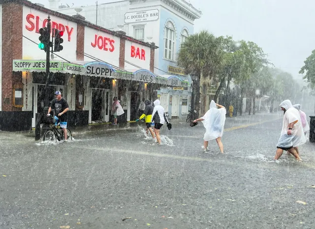 Bão nhiệt đới Elsa mạnh lên khi đổ bộ vào bang Florida, có thể gây ra lũ lụt và lốc xoáy - Ảnh 2. Bão nhiệt đới Elsa mạnh lên khi đổ bộ vào bang Florida, có thể gây ra lũ lụt và lốc xoáy - Ảnh 2.