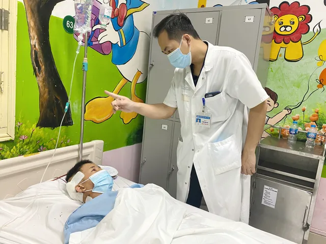 Tai nạn lao động, nam thanh niên bị thanh sắt dài 1m xuyên thấu từ cổ qua não - Ảnh 3. Tai nạn lao động, nam thanh niên bị thanh sắt dài 1m xuyên thấu từ cổ qua não - Ảnh 3.