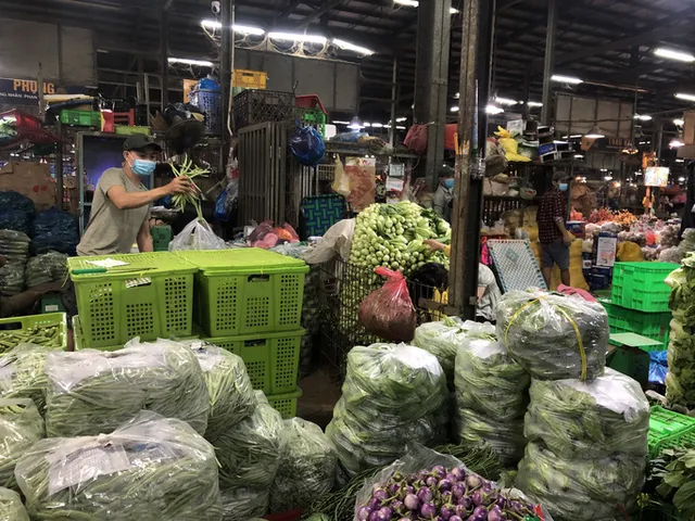Đóng cửa cả 3 chợ đầu mối, hàng hóa vào TP Hồ Chí Minh thế nào? - Ảnh 1. Đóng cửa cả 3 chợ đầu mối, hàng hóa vào TP Hồ Chí Minh thế nào? - Ảnh 1.